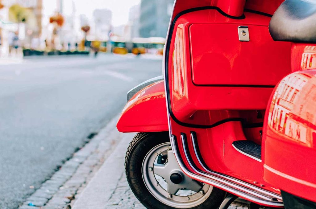 jak poruszać się skuterem i hulajnogą w 2023