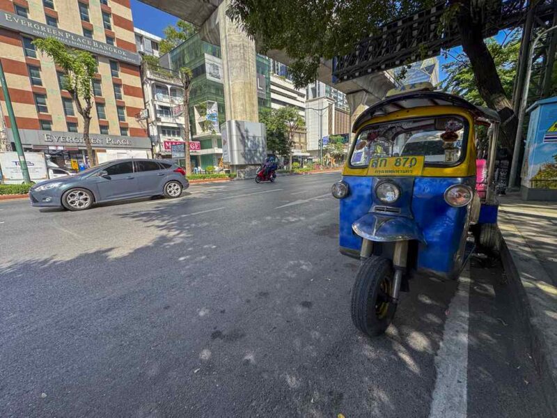 Kolorowy tuk tuk na miejskiej ulicy